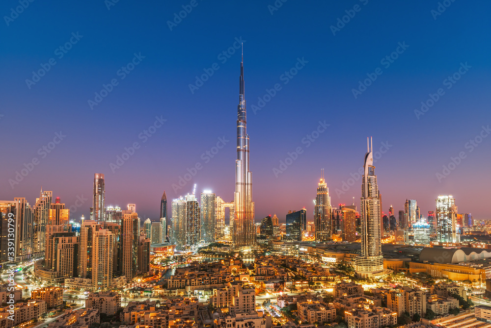 Obraz premium DUBAI - Amazing view on Dubai city center skyline, United Arab Emirates