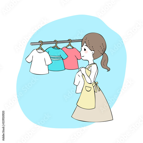 洗濯物を干す女性