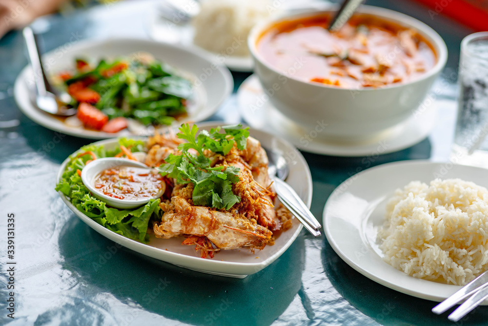 プーケット島から車で約1時間、パンガー県にある見晴らしの良いレストラン、タイ料理がとても美味しかったです。