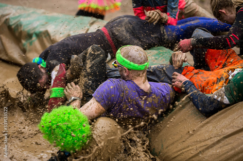 Sportifs participant à une course extreme photo