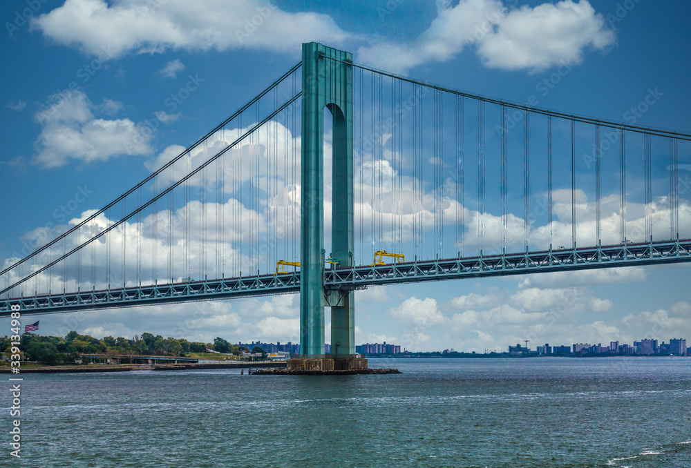 Obraz premium The Verrazano Bridge under blue skies on a foggy day in New York City