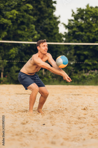 Mann baggert beim Beachvolleyball