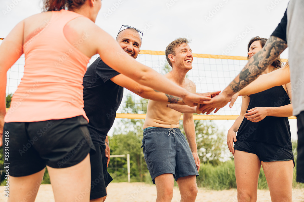 Gruppe von Freunden animiert sich vor dem Spiel Gruppe von Freunden animiert sich vor dem Spiel