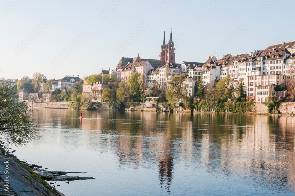 Basel, Münster, Kirche, Pfalz, Rhein, Rheinufer, Stadt, Altstadt, Altstadthäuser, Grossbasel, Kleinbasel, Frühling, Rheinschifffahrt, Fähre, Morgenstimmung, Schweiz