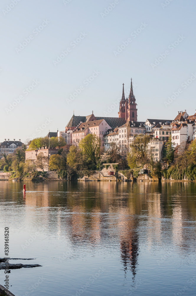 Basel, Münster, Kirche, Pfalz, Rhein, Rheinufer, Stadt, Altstadt, Altstadthäuser, Grossbasel, Kleinbasel, Frühling, Rheinschifffahrt, Fähre, Schweiz