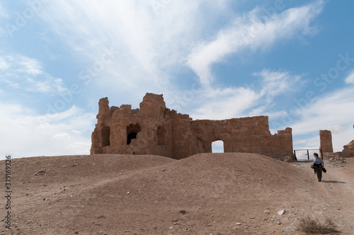 Antiche fortezze mussulmane nel deserto siriano photo