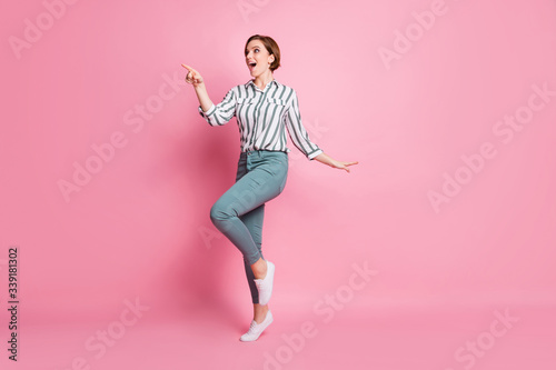 Full length photo of impressed girl have spring free time walk notice black friday news point index finger copyspace scream wow omg wear modern stylish clothes isolated pink color background