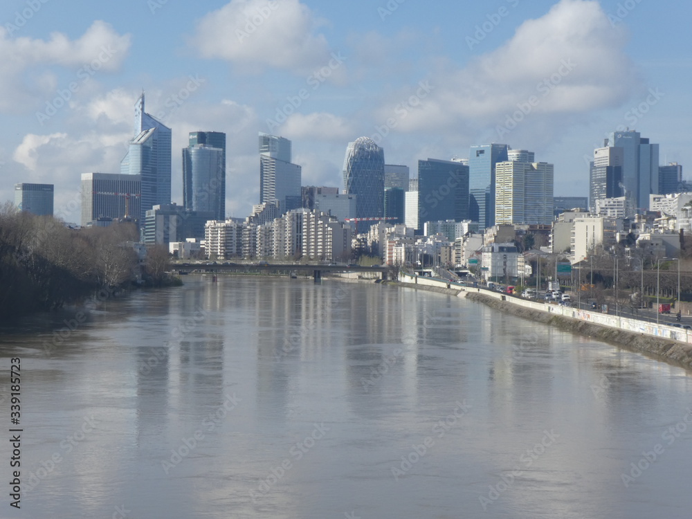 Fototapeta premium La Défense business district and The Seine seen from Pont de Levallois, France