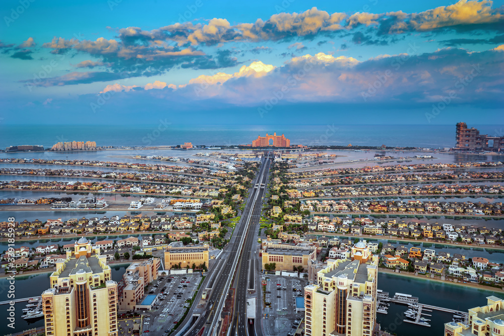 Obraz premium Dubai - The Palm Island and Jumeirah Beach, man made island, United Arab Emirates