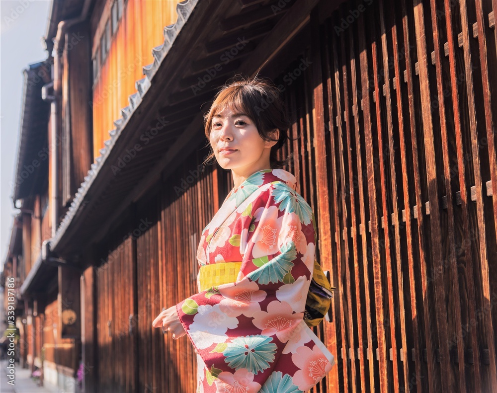 振り向く着物の女性 振り向く着物の女性