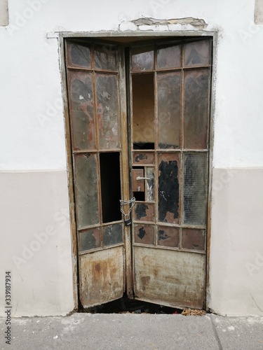 stare metalowe drzwi z szybą photo