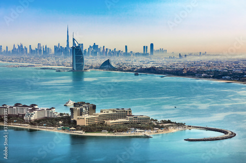 Obraz na płótnie Dubai - aerial view skyline of Dubai city and famous Jumeirah beach, United Arab Emirates w salonie