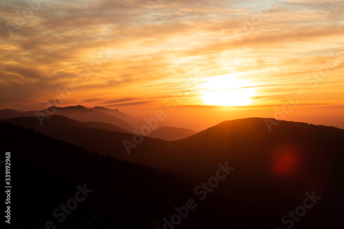 Lever de soleil au dessus des montagnes © Quentin