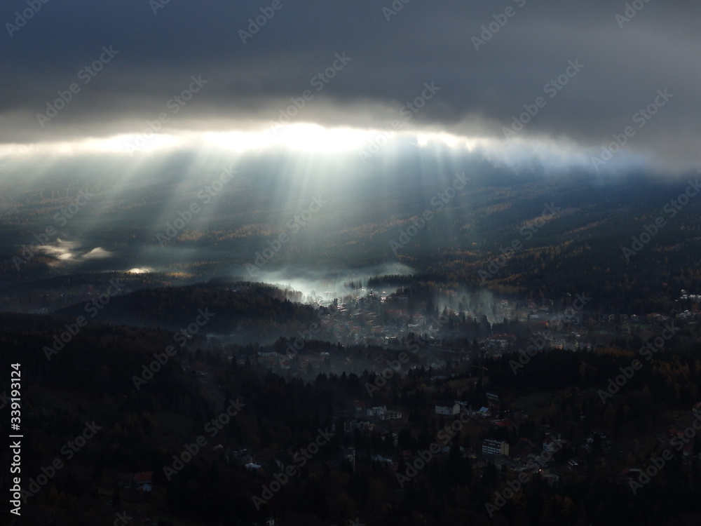 Miasto w dolinie przed burzą