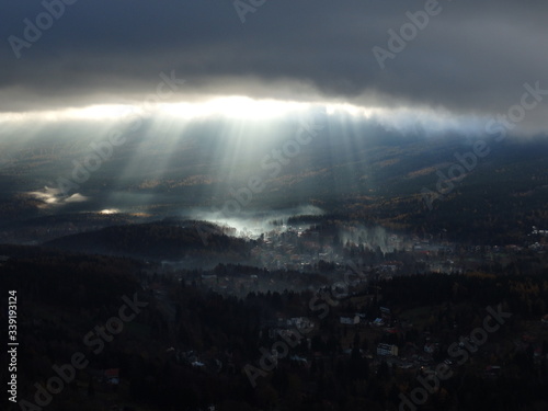 Miasto w dolinie przed burzą