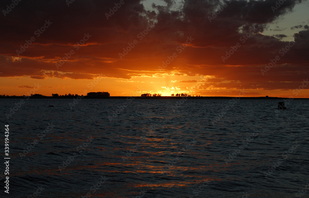 Atardecer frente al rio.