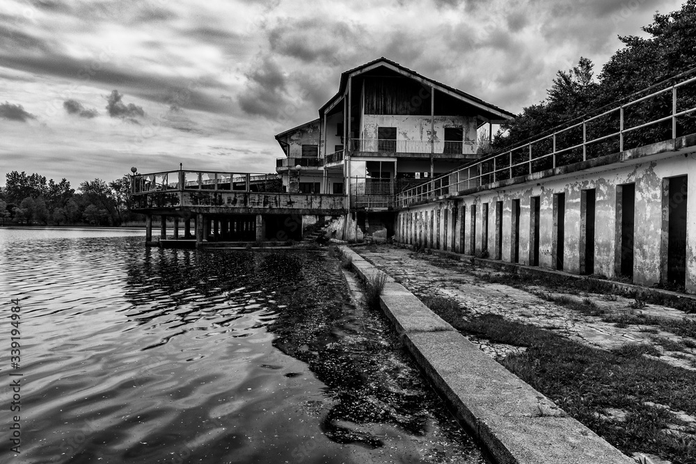Obraz premium An abandoned hotel somewhere in Italy