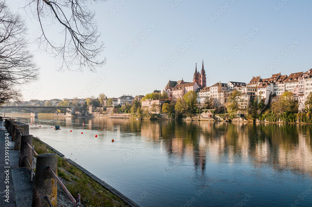 Fototapeta premium Basel, Münster, Kirche, Pfalz, Rhein, Rheinufer, Wettsteinbrücke, Stadt, Altstadt, Altstadthäuser, Grossbasel, Kleinbasel, Frühling, Rheinschifffahrt, Fähre, Morgenstimmung, Schweiz