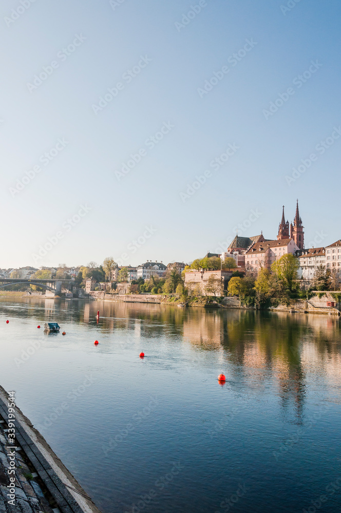Fototapeta premium Basel, Münster, Kirche, Rhein, Rheinufer, Pfalz, Wettsteinbrücke, Stadt, Altstadt, Altstadthäuser, Grossbasel, Kleinbasel, Frühling, Rheinschifffahrt, Fähre, Schweiz