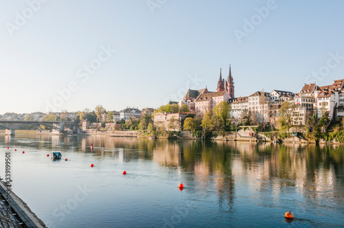 Basel, Münster, Kirche, Pfalz, Rhein, Rheinufer, Stadt, Altstadt, Altstadthäuser, Wettsteinbrücke, Grossbasel, Kleinbasel, Frühling, Rheinschifffahrt, Fähre, Schweiz