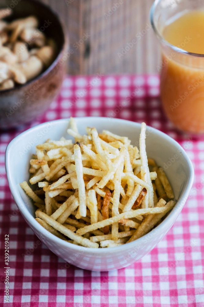 Chips en forme d'allumettes pour grignoter à l'apéritif Chips en forme d'allumettes pour grignoter à l'apéritif