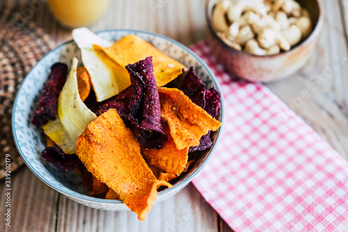 Chips de légumes betteraves panais carottes pour l'apéritif photo