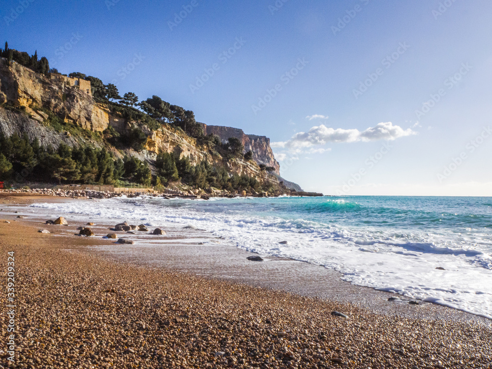 Obraz premium Waves at the beach in Cassis, South of France