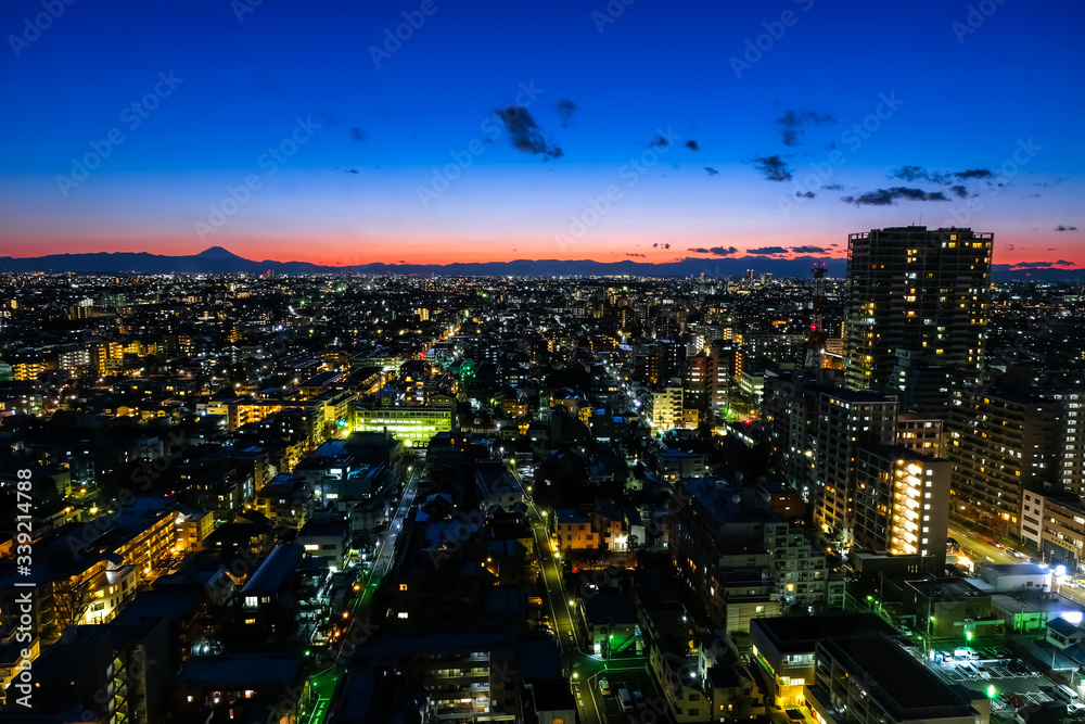 Fototapeta premium 東京 夕暮れ 練馬区役所 展望ロビーから 西側