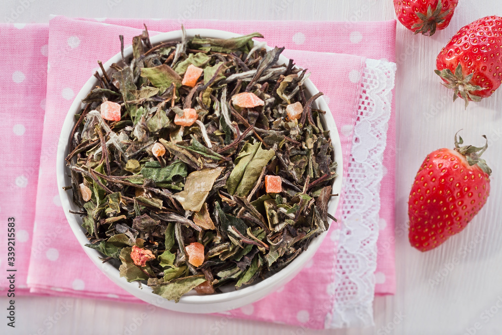 Fototapeta premium Chinese tea with raspberry slices top view