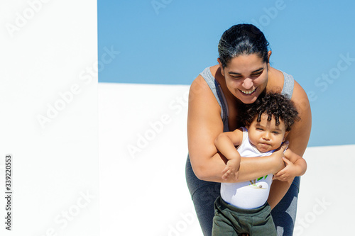 Diversão entre mãe e filho em dia de sol na quarentena. photo
