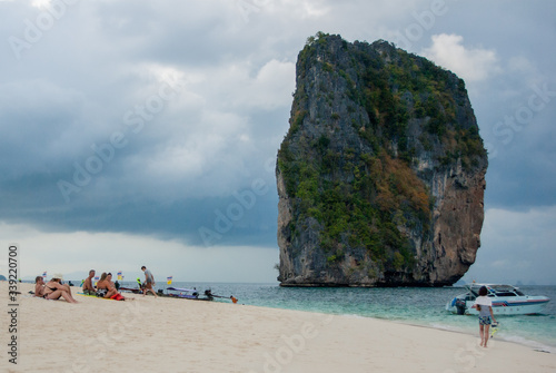 アイランドホッピング：タイのクラビ：島と海 © 市毛 友一郎