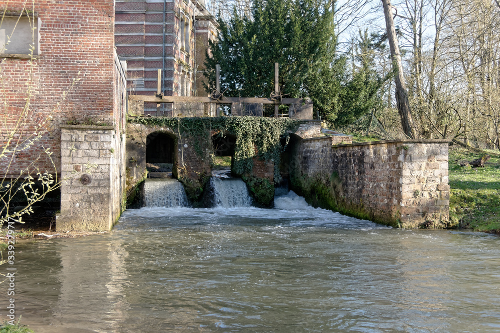 Chutes d'eau de la rivière Ternoise derrière le château à Hernicourt dans le Pas-de-Calais - France