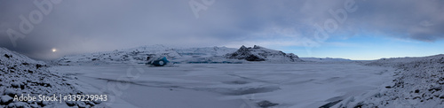 Geteiltes Panorama im Fjallsarlon Gletscher   Island