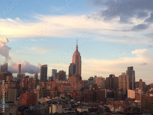 Photo Empire State Building In City Against Cloudy Sky