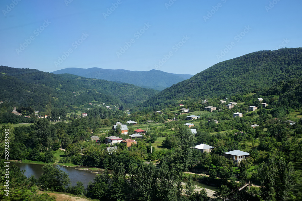 Widok na Gruzińską wioskę w górach