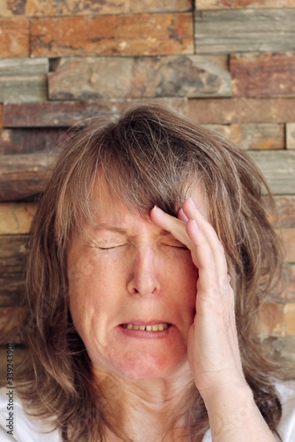 фотографія woman with expression showing headache, pain, anguish