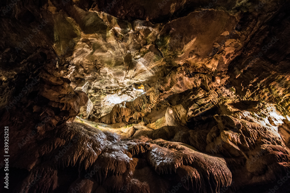 Fototapeta premium Howe Caverns Spelunking stalagmites stalagtites upstate New York