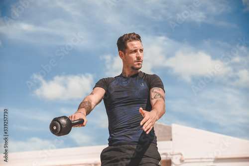 Schilderij op canvas Personal trainer italiano che effettua dimostrazioni visive dei suoi allenamenti, eseguite a corpo libero