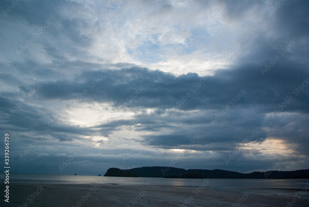 夕暮れのビーチ：遠浅の干潟の夕景：クラビ、タイ、東南アジア
