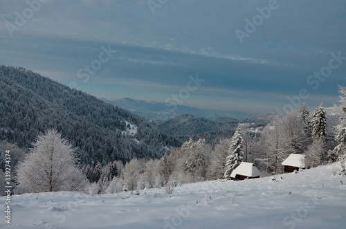 Górskie chaty w śniegu © Albert