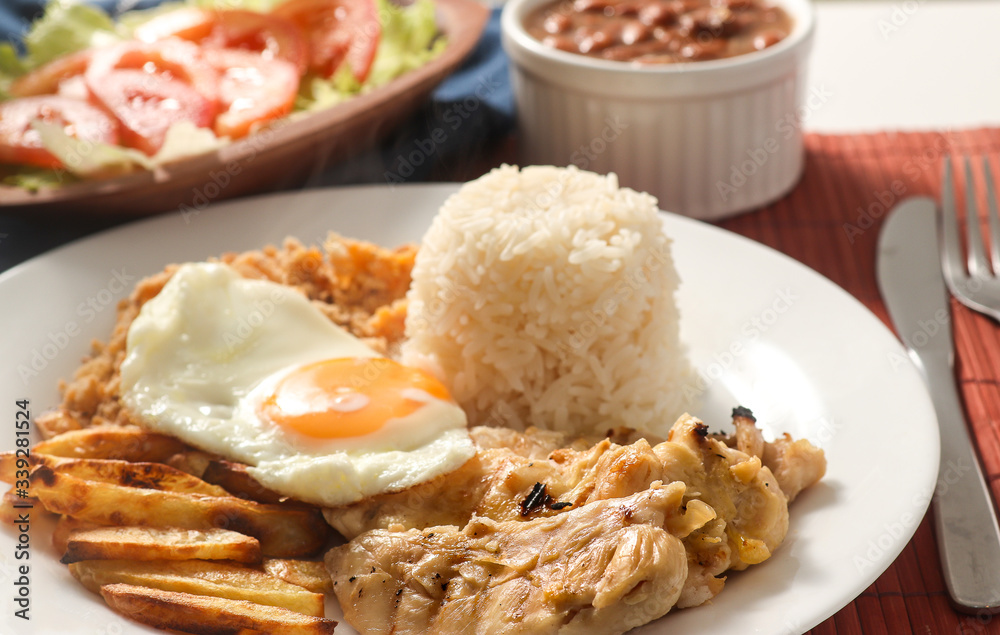 Prato de Comida Brasileira e Caseira Tradicional Prato de Comida Brasileira e Caseira Tradicional
