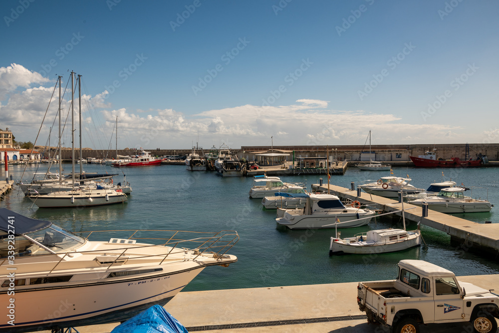 Blick auf einen kleinen Hafen in Spanien