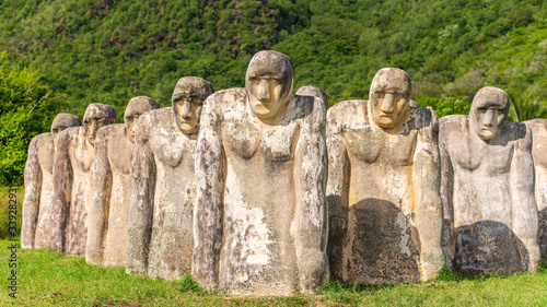 Statues de pierre géantes rendant hommage à des esclaves noyés sur un fond de verdure au Cap 110 de l'Anse Caffard en Martinique, rappelant les horreurs du commerce triangulaire.