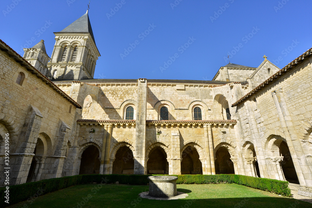 Cloître de l'abbaye de Nieul-sur-l'Autise (85240), département de la Vendée en région Pays-de-la-Loire, France.