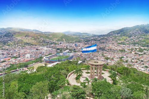 Tableau sur toile Bandera de Honduras y ciudad de Tegucigalpa