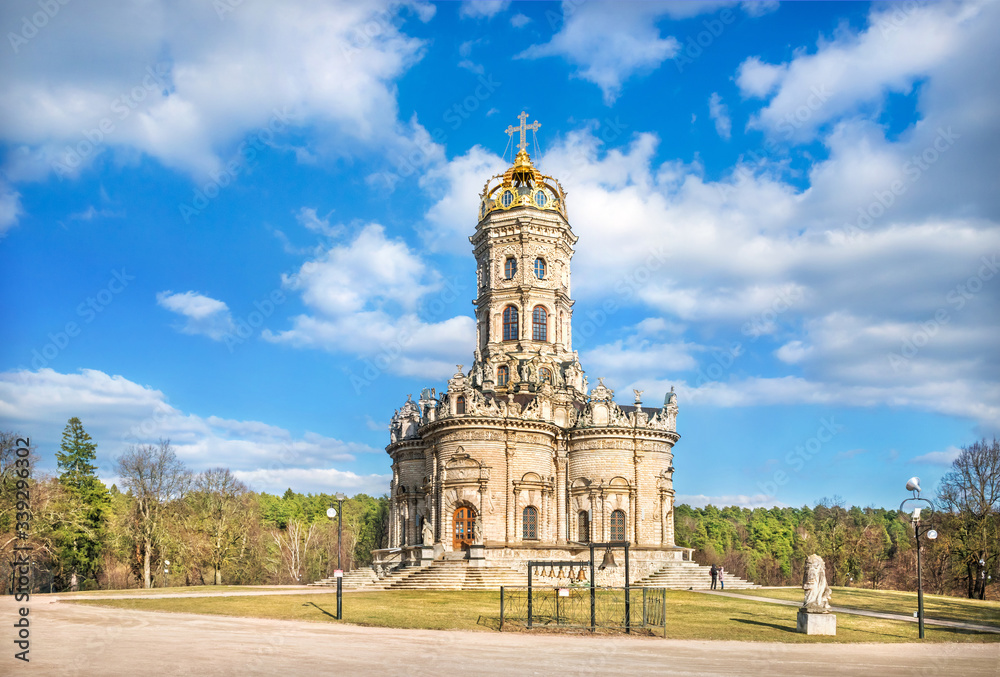 Знаменская церковь в Дубровицах Znamenskaya Church in Dubrovitsy under a blue sky