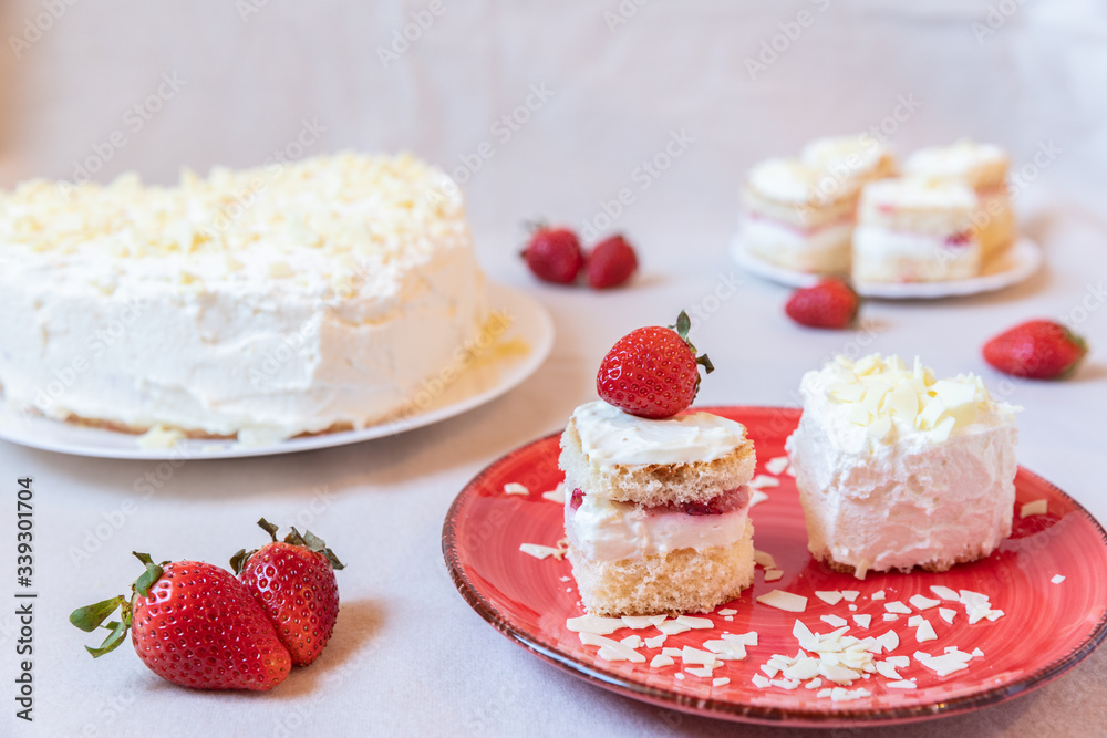 Torte und Törtchen mit Quark und Sahne und weißer Schokolade und Erdbeeren Torte und Törtchen mit Quark und Sahne und weißer Schokolade und Erdbeeren