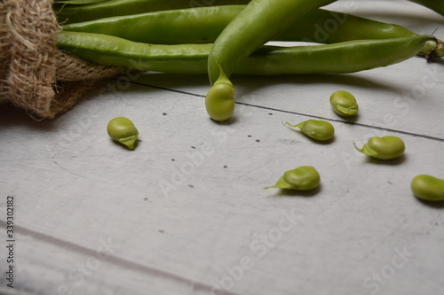 fave legumi su tavolo di legno photo