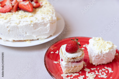 Torte und Törtchen mit Quark und Sahne und weißer Schokolade und Erdbeeren