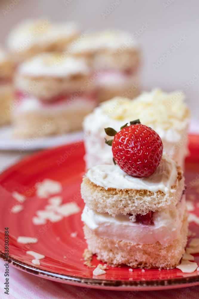 Törtchen mit Quark und Sahne und weißer Schokolade und Erdbeeren Törtchen mit Quark und Sahne und weißer Schokolade und Erdbeeren